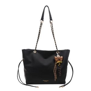 Sac fourre-tout noir minimaliste avec bandoulière chaîne et pendentif ours mignon