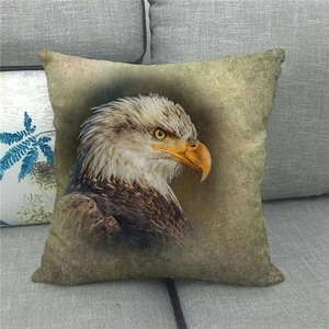 Leinen-Kissenbezug mit Weißkopfseeadler-Porträt auf grauem Sofa für die Dekoration