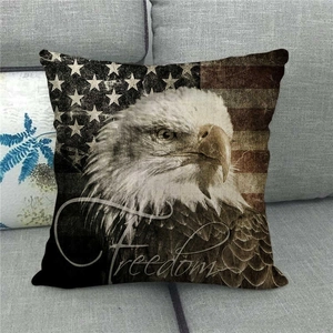 Nahaufnahme von Leinenkissenbezug mit Weißkopfseeadler-Design und Freedom-Schriftzug