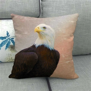 Detailansicht des Leinen-Kissenbezugs mit Adler-Print auf einem grauen Sofa-Kissen