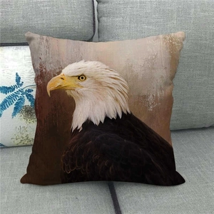 Detail eines Leinenkissenbezugs mit realistischem Weißkopfseeadler-Druck auf dem Sofa