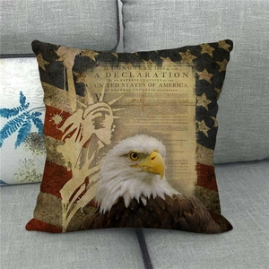 Detailansicht eines Leinenkissenbezugs mit Weißkopfseeadler und US-Flaggen-Vintage-Design