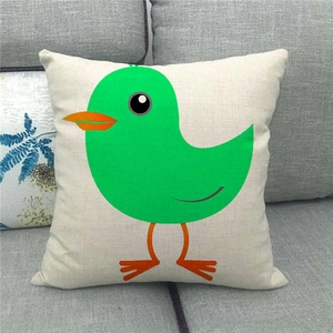 Détail de l'oiseau vert imprimé sur une taie d'oreiller en lin beige texturé
