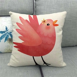 Housse de coussin en lin avec oiseau rose mignon sur un canapé gris moderne