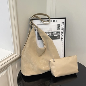 Grand sac cabas minimaliste couleur thé au lait avec pochette sur surface noire réfléchie