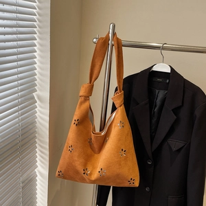 Sac cabas marron en daim synthétique avec motifs ajourés et bandoulière nouée