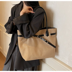 Detailansicht der khakifarbenen Wildleder-Tote-Bag mit schwarzen Riemen und Schnalle
