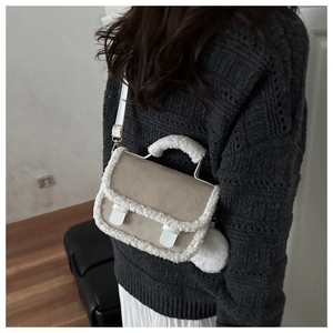 Dettaglio borsa a tracolla in pelle scamosciata beige con bordo in sherpa e mini borsellino