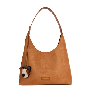 Grand sac cabas marron en daim minimaliste avec un joli porte-clés en peluche chien