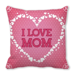 Λεπτομέρεια ροζ μαξιλαροθήκης με κείμενο I LOVE MOM και λευκό σχέδιο καρδιάς