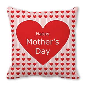 Λεπτομέρεια της θήκης μαξιλαριού Happy Mother's Day με κόκκινες καρδιές σε ύφασμα ροδάκινου