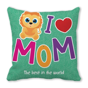 Detailansicht des Kissenbezugs zum Muttertag mit I Love MOM und Löwenaufdruck