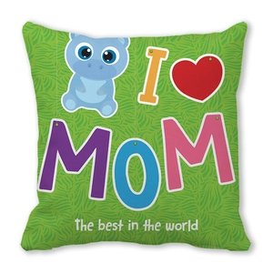Detailaufnahme der Muttertags-Kissenhülle mit blauem Nilpferd und I Love Mom Text