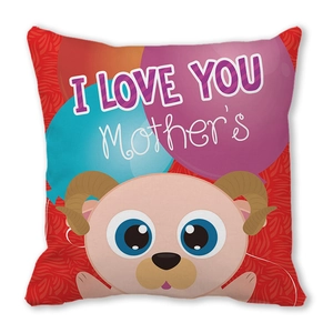 Makroaufnahme der roten Kissenhülle mit I LOVE YOU MOTHER Schriftzug und Cartoon Widder