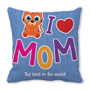 Detail des Pfirsichhaut-Kissenbezugs mit I Love Mom Text und süßem Comic-Katzenmotiv