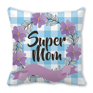Dettaglio del cuscino Super Mom con motivo vichy blu e decorazione a ghirlanda floreale viola