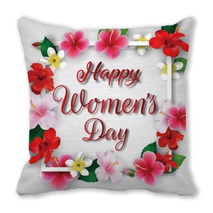 Détail macro d'une taie d'oreiller Happy Women's Day avec motif de fleurs d'hibiscus