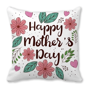 Détail de la housse de coussin Fête des Mères avec motifs floraux roses et cœurs