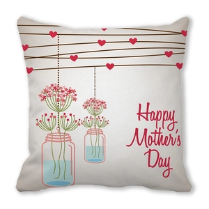 Dettaglio del copricuscino Happy Mother's Day con motivi floreali e cuori rossi