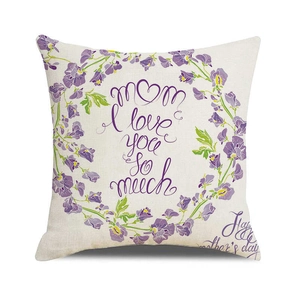 Dettaglio della federa in lino con ghirlanda floreale viola e stampa Mom I love you