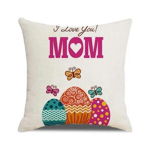 Dettaglio della federa in lino con scritta I Love You Mom e farfalle colorate decorative