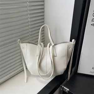 Weiße Tragetasche aus Leder mit Flügeldesign, Doppelgriff und Schultergurt für den Alltag