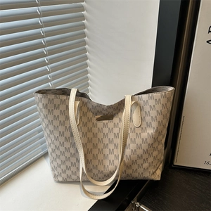 Beige tote bag with M-letter pattern and gold logo plate for office commuting