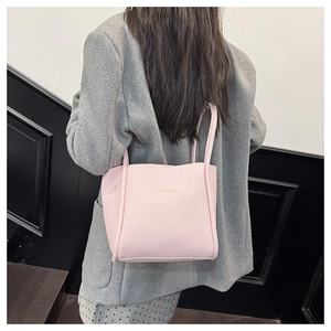 Detail einer hellrosa Tote Bag aus genarbtem Leder mit minimalistischem Griffdesign