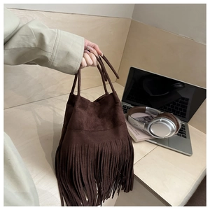 Vue détaillée du sac en daim marron avec franges bohèmes et poignée à cordon coulissant
