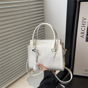 Elegante weiße Handtasche aus Kunstleder mit Krokostruktur und goldenem Schriftzug