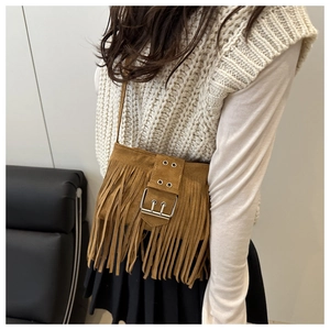 Détail du sac bandoulière vintage en daim caramel avec franges et grande boucle