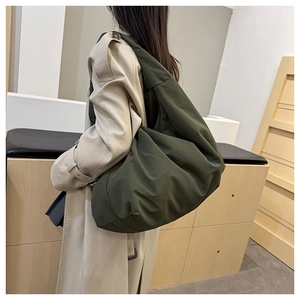 Detail der olivgrünen Beuteltasche auf einem Trenchcoat mit großem Fassungsvermögen