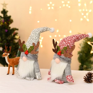 Detailansicht der flauschigen Weihnachtswichtel mit Rentiergeweih und Pailletten