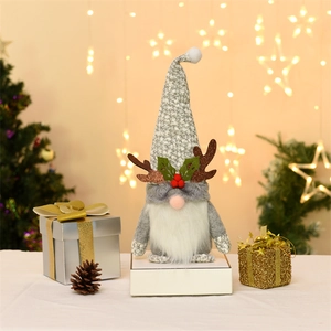 Weihnachtswichtel mit Geweih und grauem Blumenmuster-Hut für festliche Tischdekoration