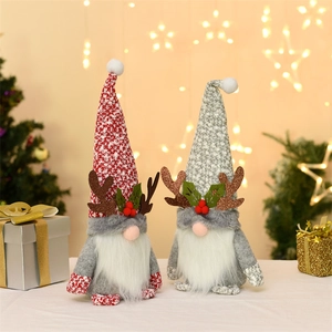 Nahaufnahme von Weihnachtswichteln mit Rentiergeweihen und Strickmützen in Deko-Szene