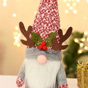Detail eines Weihnachts-Gnomes mit rotem Rentiergeweih und weißem Bart als Festtagsdeko