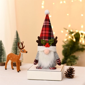 Gnomo di Natale con corna di renna e cappello scozzese rosso su base festiva