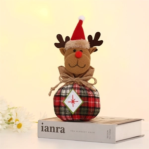 Detail der Weihnachts-Rentier-Geschenktüte mit Karomuster und flauschigem Rentierkopf