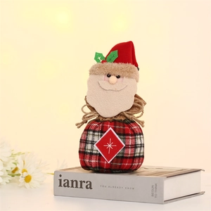 Detail eines karierten Weihnachts-Säckchens mit Juteschleife und Weihnachtsmann-Motiv