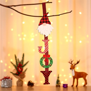 Vertikales Weihnachts-JOY-Schild mit Gnom und Kranz, hängend an einem rustikalen Ast