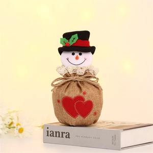 Detail der Weihnachts-Geschenktüte aus Jute mit Schneemann, Herzflicken und Spitze
