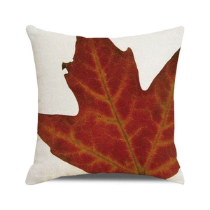 Détail de la housse de coussin en lin avec imprimé feuille d'érable sur tissu beige