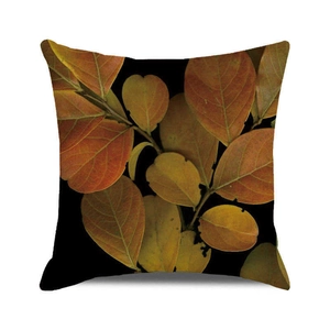 Détail de feuilles d'automne sur une taie d'oreiller noire carrée pour décor automnal