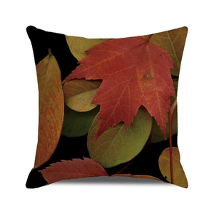 Détail de l'imprimé feuilles d'érable d'automne sur une housse de coussin carrée