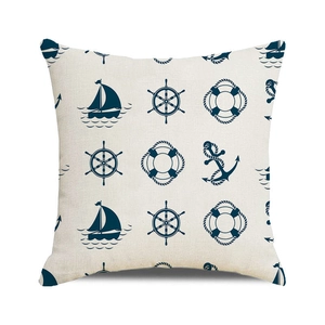 Gros plan de la housse de coussin nautique avec motifs de navires et ancres bleu marine