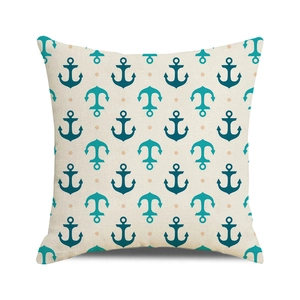 Détail du motif ancre marine sur une housse de coussin carrée en lin à texture nautique