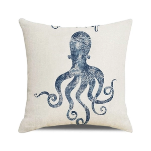 Dettaglio copricuscino in lino con stampa acquerello di polpo blu stile vintage