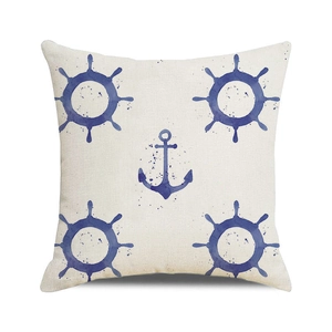 Détail de la housse de coussin nautique avec motif ancre et gouvernail à l'aquarelle