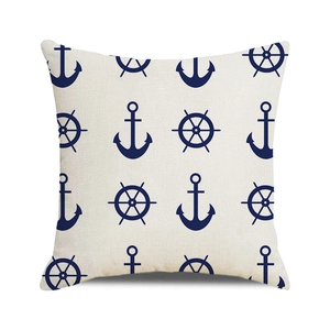 Détail de housse de coussin nautique avec motifs d'ancre et de barre sur lin épais