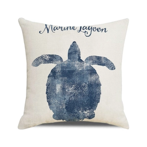 Dettaglio del copricuscino in lino con tartaruga blu navy e scritta Marine lagoon